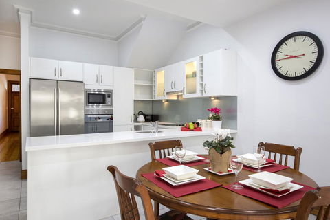 Carrington Charm - CBD - WiFi - Parking - Nelsons Bay Accommodation 3