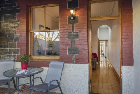 Carrington Charm - CBD - WiFi - Parking - Nelsons Bay Accommodation 2