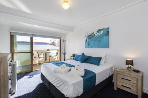 Carrington Charm - CBD - WiFi - Parking - Nelsons Bay Accommodation 0