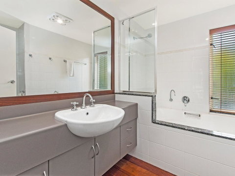 CASTWOOD VILLA No. 1 - Accommodation Nelson Bay 3