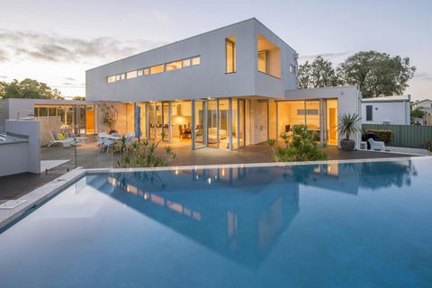 Cinque - Luxury Family Home With Pool Close To Beach And Town - Accommodation Nelson Bay 0
