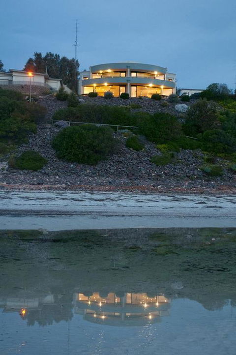 Cliff House Beachfront Villas - Accommodation Nelson Bay 3