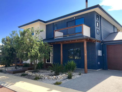 Coastal Paradise Holiday Home: Swimming Pool + WiFi - Accommodation Nelson Bay 2