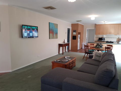 Cobram Cottage - Accommodation Nelson Bay 3