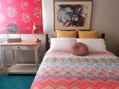 Colourful Creative Artist House Glen Waverley - Accommodation Nelson Bay 2