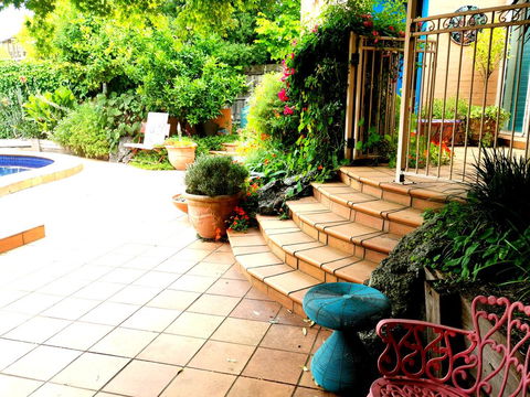 Colourful Creative Artist House Glen Waverley - Accommodation Nelson Bay 1