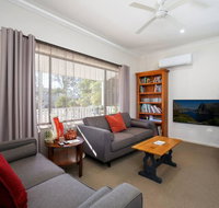 Comfortable Queen sized room near Tuggerah Lake - Accommodation Nelson Bay