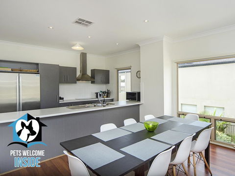 Contemporary Golf Course Frontage 3BR - Accommodation Nelson Bay 2
