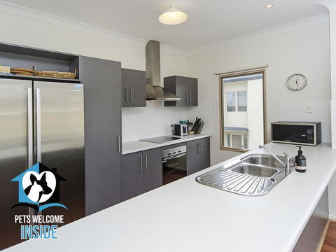 Contemporary Golf Course Frontage 3BR - Accommodation Nelson Bay 3