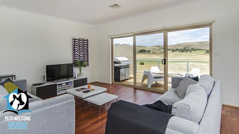 Contemporary Golf Course Frontage 3BR - Accommodation Nelson Bay 1