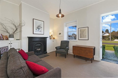 Cottage On James Circa:1855 - Modern Historic - Accommodation Nelson Bay 1