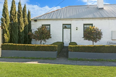 Cottage On James Circa:1855 - Modern Historic - Accommodation Nelson Bay 2