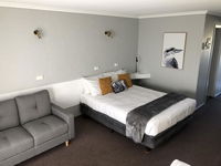 Country Roads Motor Inn