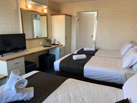 Crest Motor Inn - Accommodation Nelson Bay 3