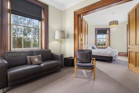 Cromwell Apartment - 3 Red Doors Battery Point - Accommodation Nelson Bay 1