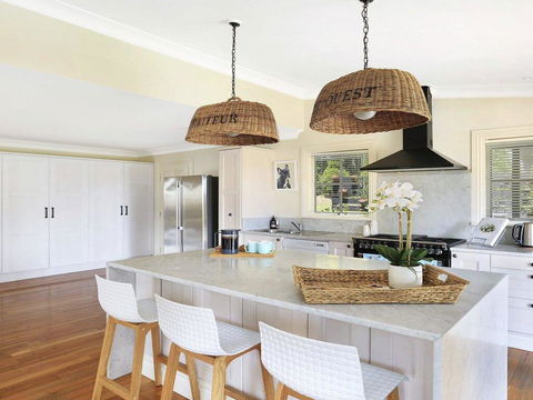 Duncraig House - Open Fireplace, Spa, Pet Friendly - Accommodation Nelson Bay 3