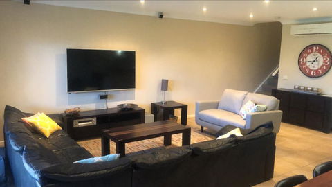 ELSINOR Townhouse 2 - Accommodation Nelson Bay 2