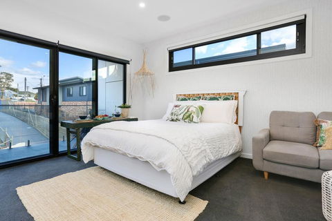 Eternity 141 - Room With Private Bathroom, Balcony Bed & Breakfast - Accommodation Nelson Bay 2