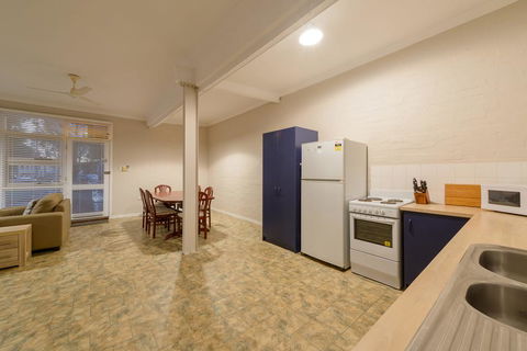 Exmouth Villas Unit 35 - 2 Bedroom Self-Contained Unit At The Heart Of Town - Accommodation Nelson Bay 2