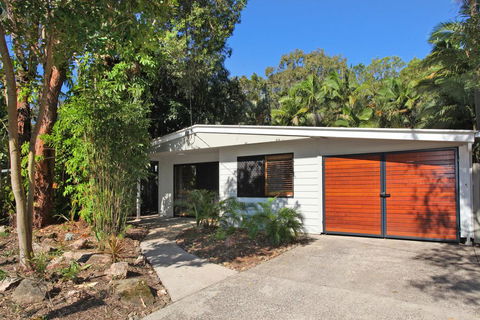 FABULOUS HOLIDAY HIDEAWAY - COOLUM BEACH - Accommodation Nelson Bay 3