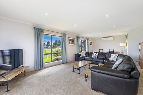 Fauxs Den - Accommodation Nelson Bay 1