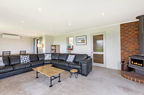 Fauxs Den - Accommodation Nelson Bay 2