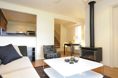 Feathers Serviced Townhouse - Accommodation Nelson Bay 1