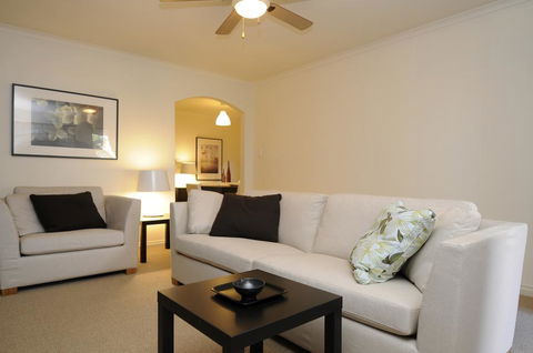 Feathers Serviced Townhouse - Accommodation Nelson Bay 3