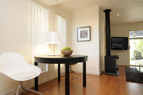 Feathers Serviced Townhouse - Accommodation Nelson Bay 2