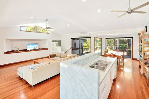 Gecko's Rest - Rainbow Shores, Executive Beach House, Pet Friendly, Pool, Wi-fi - Accommodation Nelson Bay 3