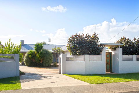 GIFFORD HOUSE - Nelsons Bay Accommodation 1