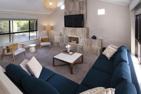 GIFFORD HOUSE - Nelsons Bay Accommodation 2