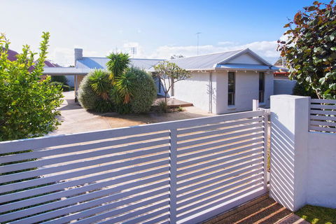 GIFFORD HOUSE - Nelsons Bay Accommodation 0