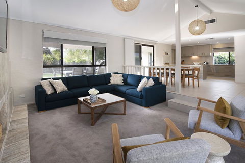 GIFFORD HOUSE - Nelsons Bay Accommodation 3