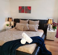 GIRLS ONLY. Large bedroom with KING bed close to everything - Accommodation Nelson Bay