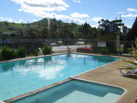 Golden Chain Garden Motor Inn Gundagai - Nelson Bay Accommodation.com 1