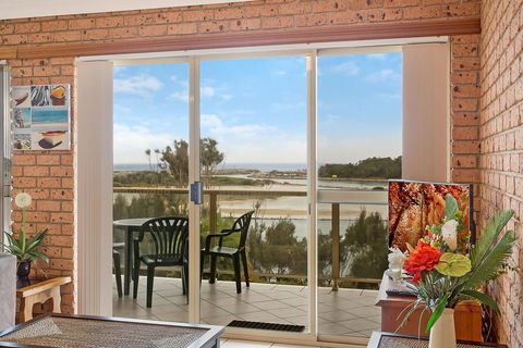 Grand Pacific 2 Unit 1 - Accommodation Nelson Bay 3