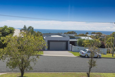 HAMPTONS - Nelson Bay Accommodation.com 1