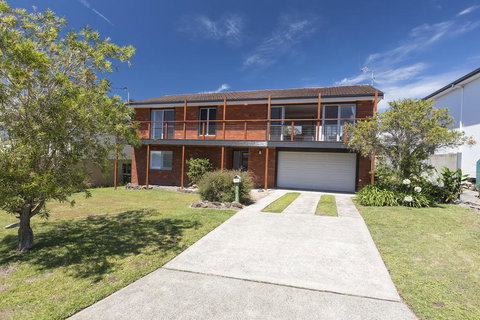 HAMPTONS - Nelson Bay Accommodation.com 0