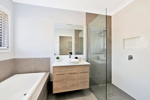 Hamptons @ The Point - Accommodation Nelson Bay 3