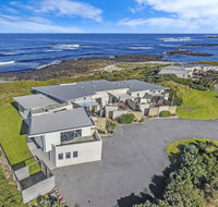 HEARN'S BEACHSIDE VILLA 1 - Accommodation Nelson Bay
