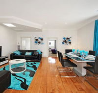 Hidden Gem in Cafe Strip Chadstone  King Bed - Accommodation Nelson Bay