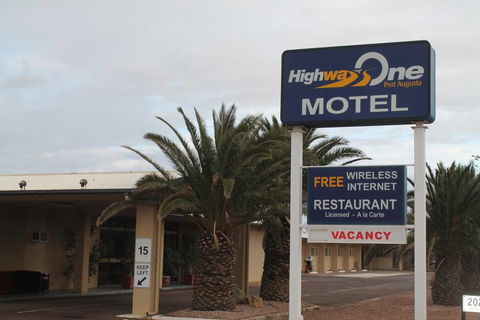 Highway One Motel - Nelsons Bay Accommodation 3