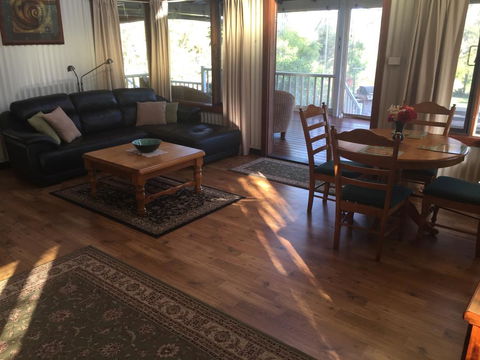 Hillview Chalet - Accommodation Nelson Bay 3