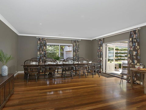 Hillview Cottage - Classic Country Comfort And Charm - Accommodation Nelson Bay 3