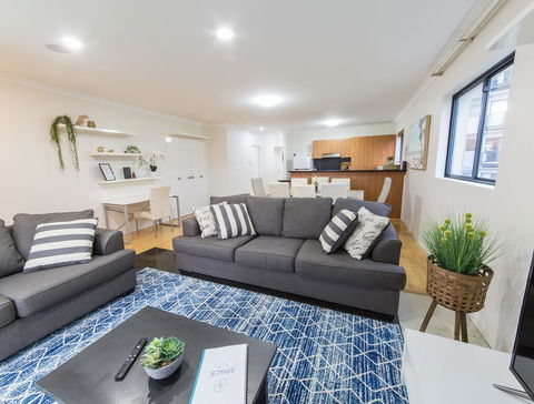 ISOLATION READY!! Super Size Me!! Top Location. Isolation Ready. Sanitised. Free CAT Bus, Pool, Gym And Everything At Your Finge - Accommodation Nelson Bay 1