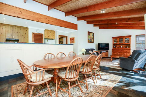 Kestrel Lodge Port Willunga - Accommodation Nelson Bay 2