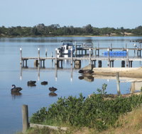 Lakes Waterfront Motel and Cottages with King Beds - Accommodation Nelson Bay
