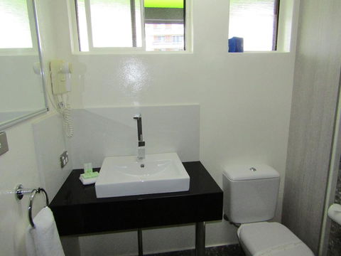 Le George Motel - Accommodation Nelson Bay 2