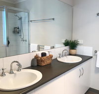 Luxury 4BR Home with KING Bed Lakes Entrance - Accommodation Nelson Bay